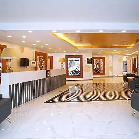 Grand Niki & 4*