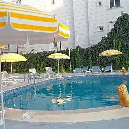 Grand Niki & 4*